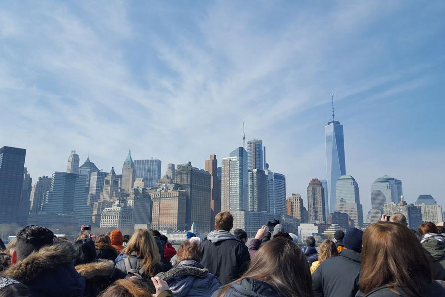 一群人看着纽约的天际线.